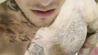 MUSCLE GAY BOY PISSING💦💦