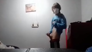 Hombres alfa se masturban en baño público después de recibir desnudos