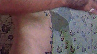 Tomando banho de rola dura