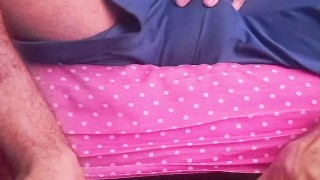 magrelo e pentelhudo sentado na cama batendo punheta com bermuda de futebol e gozando muito