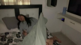 Mientras mi compañero de clase descansa yo convenzo a su linda hermanastra a que se deje coger duro