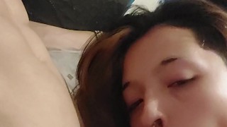 La encontré a mi hijastra sola y la puse a chupar