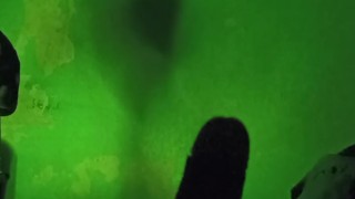 Joven se masturba de noche