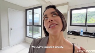 Morena linda se Desnuda y muestra sus Habilidades Mamando