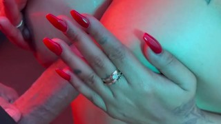 Sesión de fotos se pone caliente, le doy una mamada y termina en mis tetas.