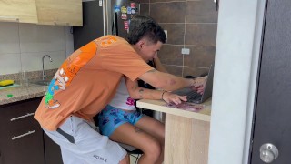 Mi hermanstro se aprovecha de mi y me folla duro mientras hago mis deberes escolares.