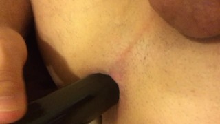 Sklave fickt sich selber wärend sein Penis eingesperrt ist