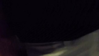 Le ofrezco sexo oral a un desconocido en el parque hasta que se corre en mi boca.