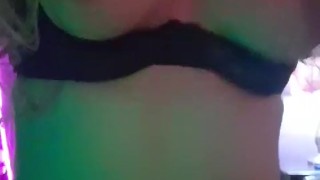 saltando en una polla de juguete