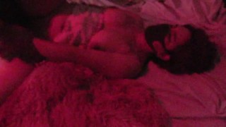 se mete a mi cuarto y me mete su verga