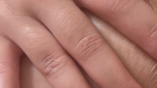 Je me caresse et la température monte..