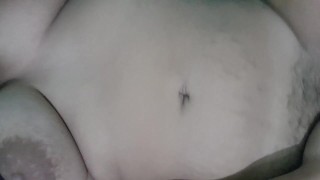 milf cachonda se masturba hasta hacer un squirt