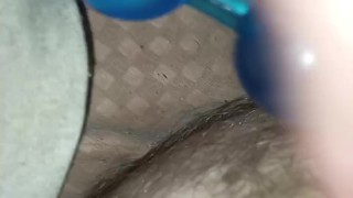 играю со своей попко и анальными шариками