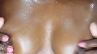 Se le nota el placer, mi hermanastra se acaricia los pechos mientras gime para ti en silencio