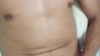 Hetero latino sacando leche