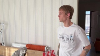 студент с большим членом выебал тугую попку милого парня и кончил