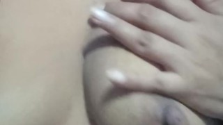 Chica caliente muestra sus pechos