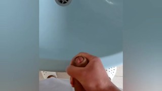 Masturvacion en el lavamanos