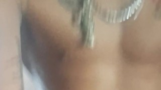 Me pongo cachondo y me masturbo asta correrme