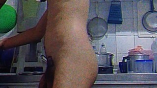 Cozinhando e lavando louça pelado