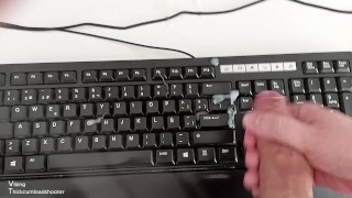 Potente corrida pringosa gimiendo sobre mi pc mirando mi propio perfil en PH! Estaba muy cachondo!