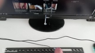 Potente corrida pringosa gimiendo sobre mi pc mirando mi propio perfil en PH! Estaba muy cachondo!