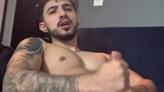 llego caliente de el gimnasio a mastubarse y sacar su semen