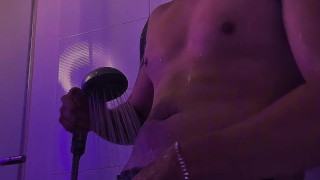 se calento en la ducha y termino masturbandose hasta sacar toda su leche