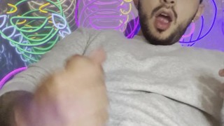 escupo sobre mi pene y saco todo mi semen a escondidas