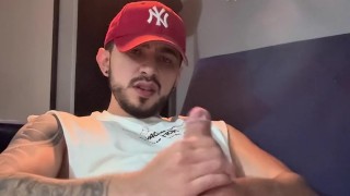 joven con pene enorme saca una gran explosión de semen