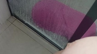 Gordinho branquinho gozando no banho