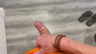 Mucha saliva en mi polla hace que apunto me corra