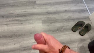 Mucha saliva en mi polla hace que apunto me corra