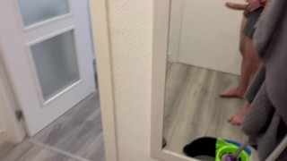 Mucha saliva en mi polla hace que apunto me corra