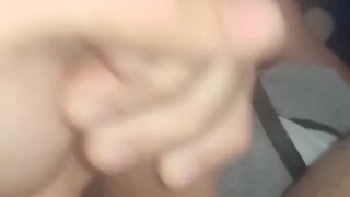 Hetero se masturba en el baño