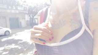 Mostrando las tetas en la calle