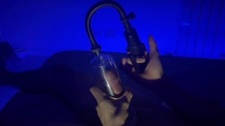 JUGANDO CON MI RICA VERGA Y UNA BOMBA DE VACÍO