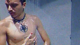 Tomando banho no vestiário da academia 6