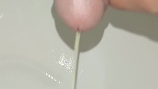 pissing caliente en baño publico, golden shower