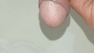 pissing caliente en baño publico, golden shower