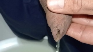 Jovem desesperado mijando, longo e gostoso, de lado, pênis grande e venenoso