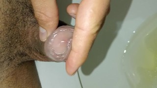 绝望的年轻人撒尿，早晨勃起，特写