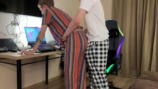 отвлек парня от игры и выебал,минет горловой и сочная ебля твинков с окончанием