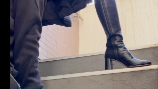 素人痴女が非常階段にM男を呼び出して立ちクンニ♡