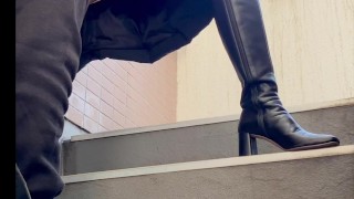 素人痴女が非常階段にM男を呼び出して立ちクンニ♡