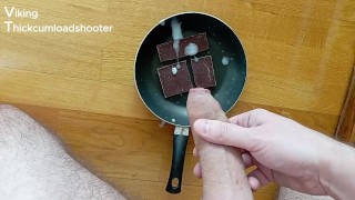 Paja rápida gimiendo alto en la cocina! Chocolate y leche espesa para el desayuno de los campeones!