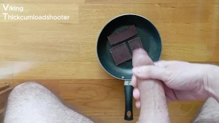 Paja rápida gimiendo alto en la cocina! Chocolate y leche espesa para el desayuno de los campeones!