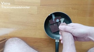 Paja rápida gimiendo alto en la cocina! Chocolate y leche espesa para el desayuno de los campeones!