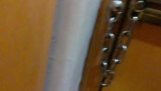 Sirvienta me limpia las bolas y me saca la leche