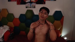 Joven colombiano se desnuda poco a poco muy sensual para su daddy